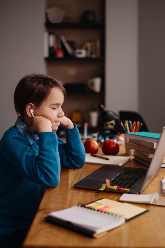The difference between home learning and distance education?